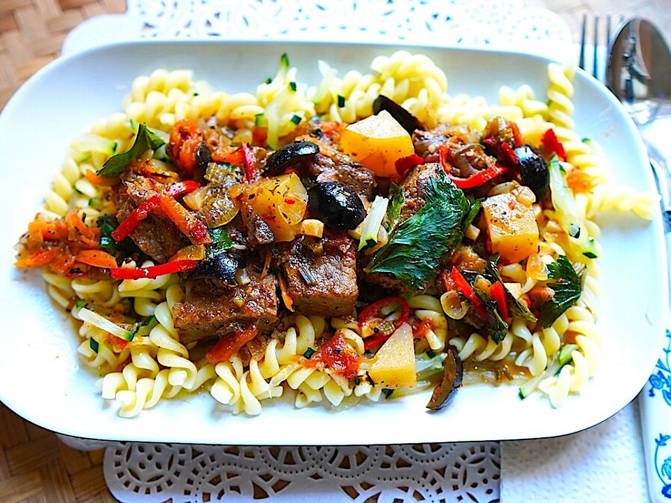 Fusilli mit scharfem Rindfleisch, Ananas und Gemüse von dieter ... Fusilli mit scharfem Rindfleisch, Ananas und Gemüse von dieter ...