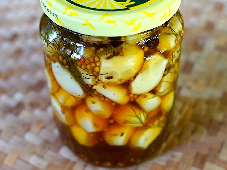Süß-sauer eingelegter Knoblauch mit Einmachgewürz und Dill von dieter ...