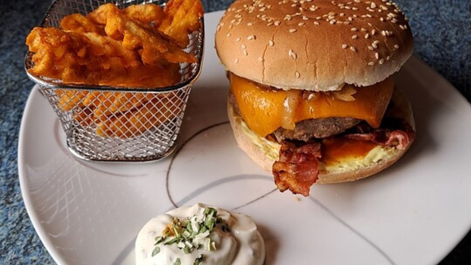 „Juicy Lucy Burger“ gefüllt mit Kerrygold Cheddar von chefkoch_philipp-zitterbart