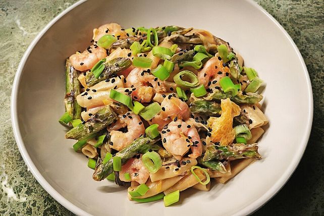 One Pot Pasta mit gebratenem grünen Spargel, Garnelen und Orangen in ...