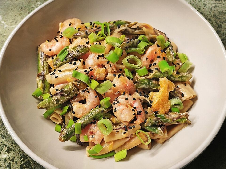 One Pot Pasta mit gebratenem grünen Spargel, Garnelen und Orangen in ...