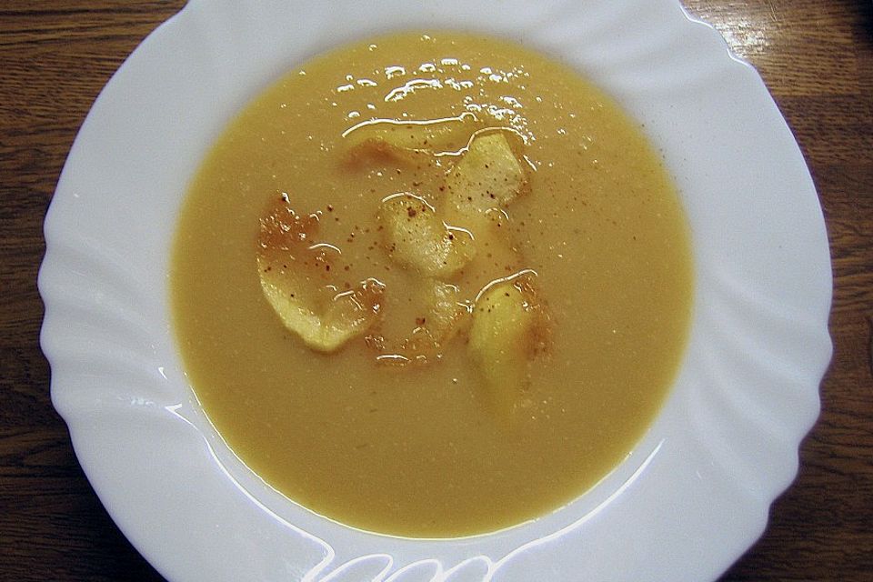 Apfel - Selleriesuppe mit glacierten Apfelspalten und Zimt