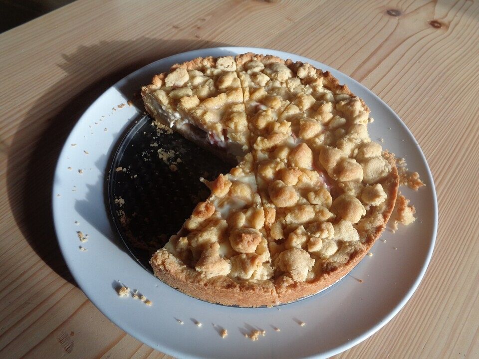 Rhabarberkuchen mit Streuseln und Vanille-Johurtcreme von ...