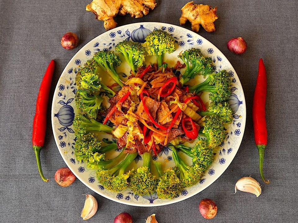 Pfannengerührtes Schweinefleisch mit Ingwerstreifen und Brokkoli von ...