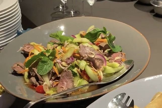 Thailändischer Salat mit gegrilltem Rindfleisch, Zitronengras und ...