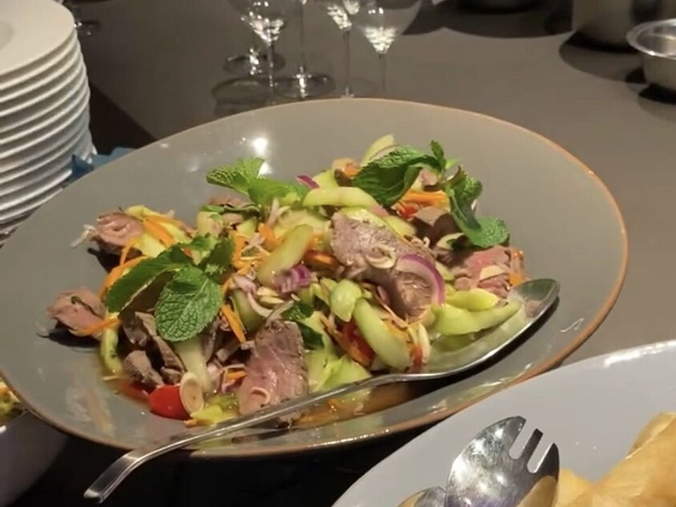 Thailändischer Salat mit gegrilltem Rindfleisch, Zitronengras und ...