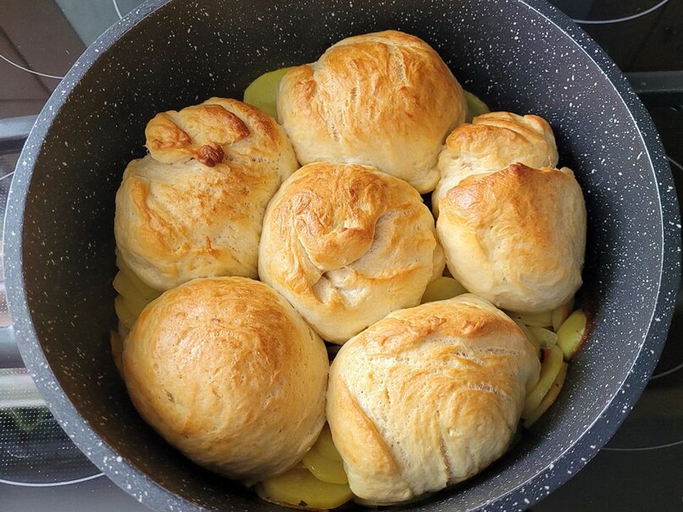 Dampfnudeln auf Kartoffelbett von scoobydoo| Chefkoch Dampfnudeln auf Kartoffelbett von scoobydoo| Chefkoch