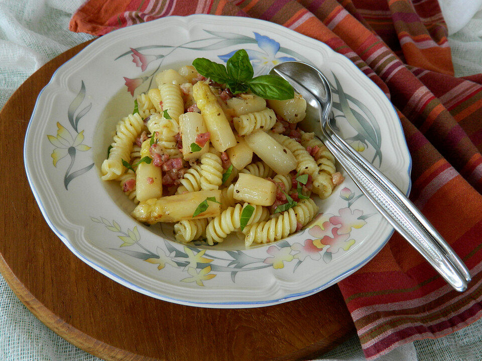 Spargel-Nudelpfanne mit Speck und Knoblauch von buddy202| Chefkoch