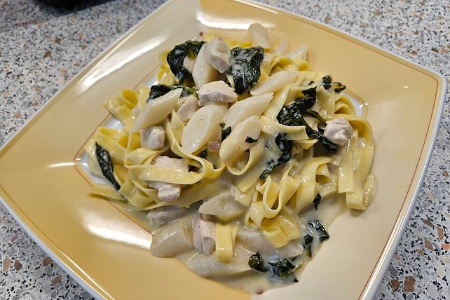 Tagliatelle mit Spargel, Spinat und Hühnchen von küchen_zauber| Chefkoch