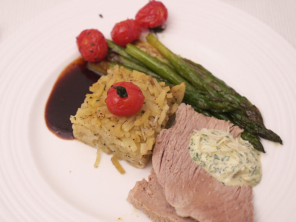 Kalbstafelspitz mit Kalbsjus und Remoulade, Rösti, gebratenem grünem ...