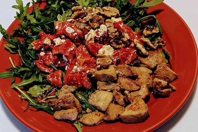 Paprika-Granatapfel-Salat mit Rucola und mariniertem Hähnchenbrustfilet ...