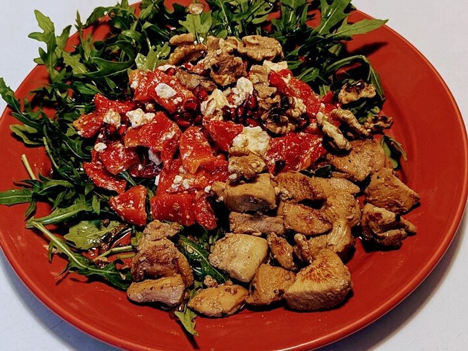 Paprika-Granatapfel-Salat mit Rucola und mariniertem Hähnchenbrustfilet ...