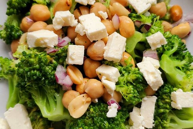Brokkolisalat mit Feta, Kichererbsen und Erdnüssen von ca91| Chefkoch