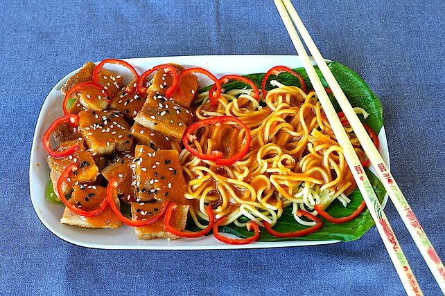 Gebratenes und gekochtes Fleisch mit Nudeln im Pak Choi-Bett von dieter ...