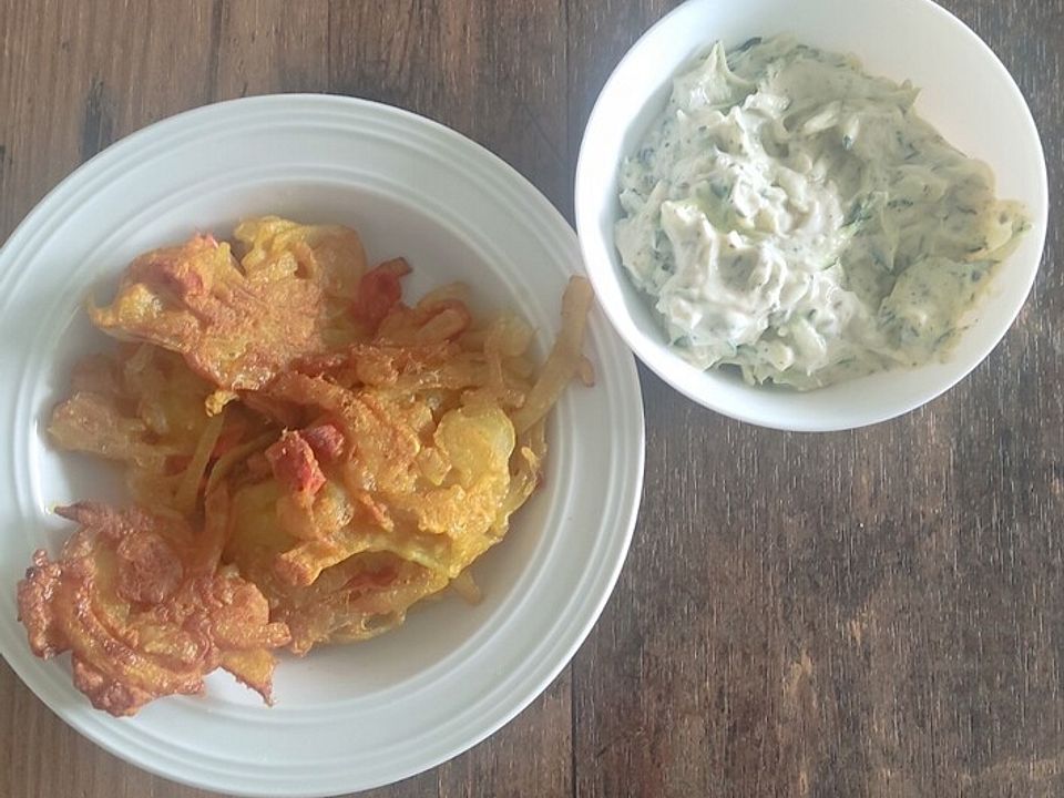 Zwiebel-Bhajis mit Gurken-Minze-Raita von Schnauda| Chefkoch