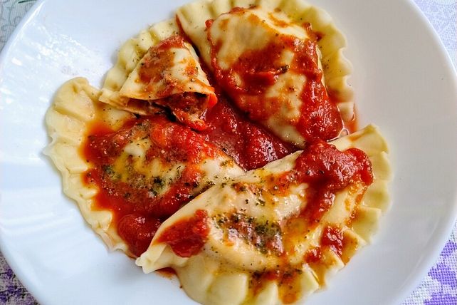 Ravioli mit Champignon-Parmesan-Füllung in Kräuterbutter-Tomatensauce ...