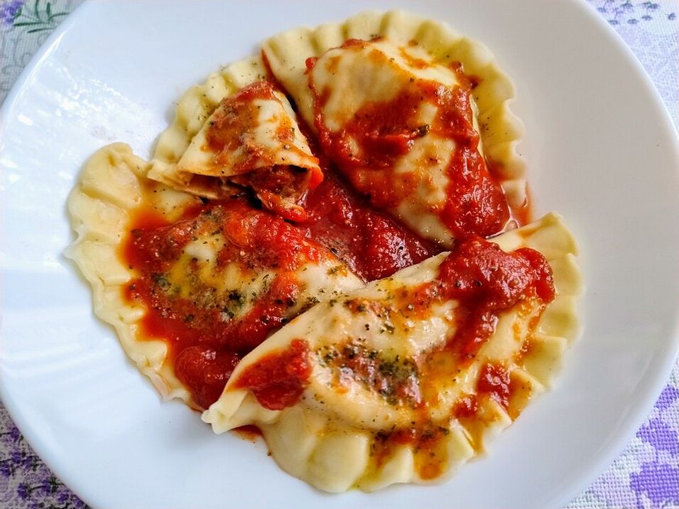 Ravioli mit Champignon-Parmesan-Füllung in Kräuterbutter-Tomatensauce ...