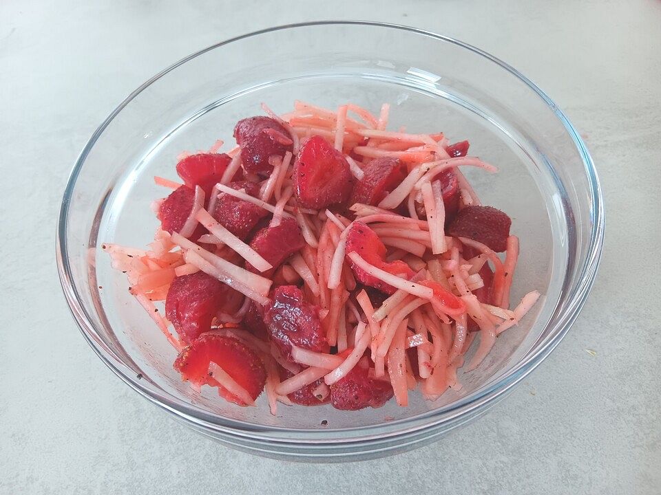 Veganer Erdbeer-Kohlrabi-Salat von binis| Chefkoch