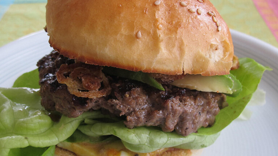 Beefburger mit Senf-Eiersoße, Avocado und Röstzwiebeln von Monika