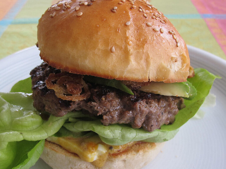 Beefburger mit Senf-Eiersoße, Avocado und Röstzwiebeln von Monika| Chefkoch