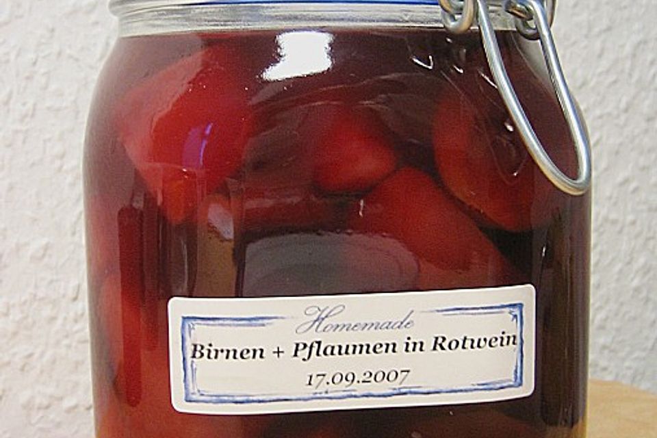 Birnen und Pflaumen in Rotwein