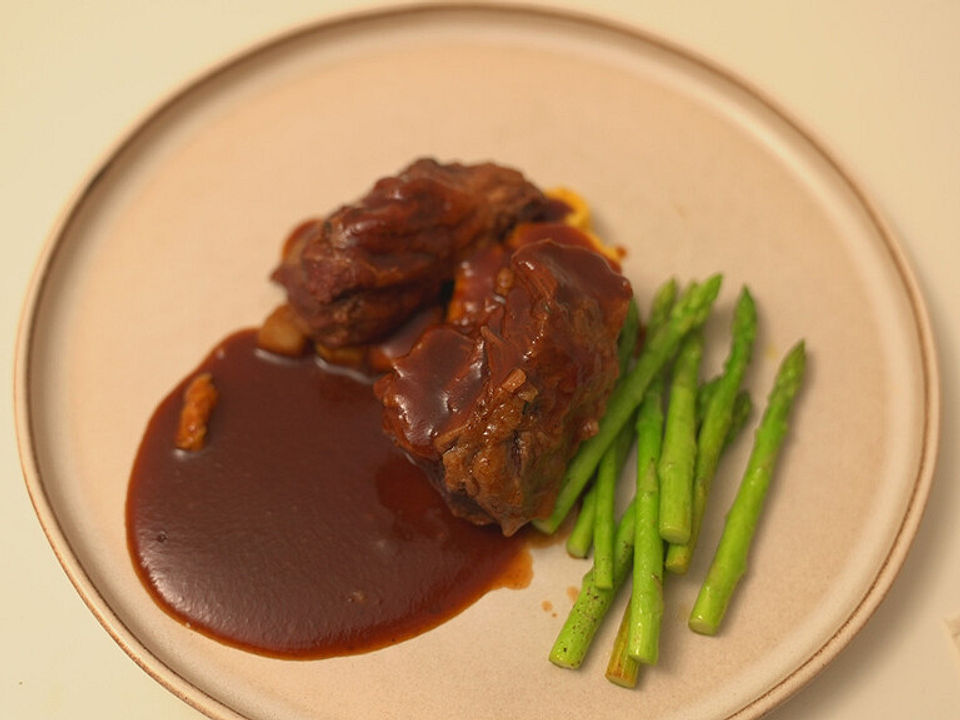 Geschmorte Kalbsbäckchen auf Polenta mit Mini-Spargel von ...