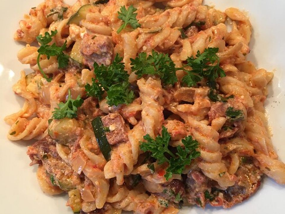 Pasta mediterran: Fusilli mit Sucuk, Zucchini, Tomaten und Feta von ...