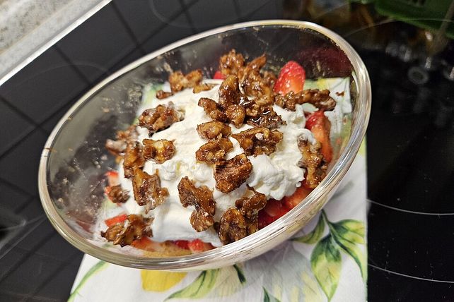 Erdbeeren mit Sahne und karamelisierten Walnüssen von küchen_zauber ...