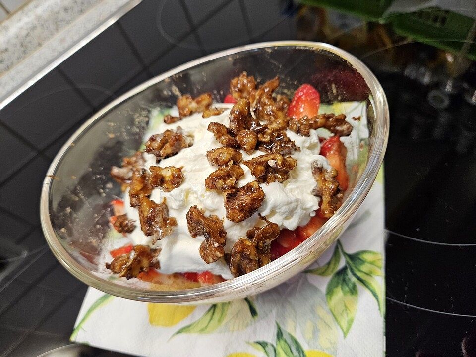 Erdbeeren mit Sahne und karamelisierten Walnüssen von küchen_zauber ...