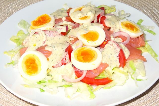 Eisbergsalat mit Lachs und Ei von Estrella1| Chefkoch