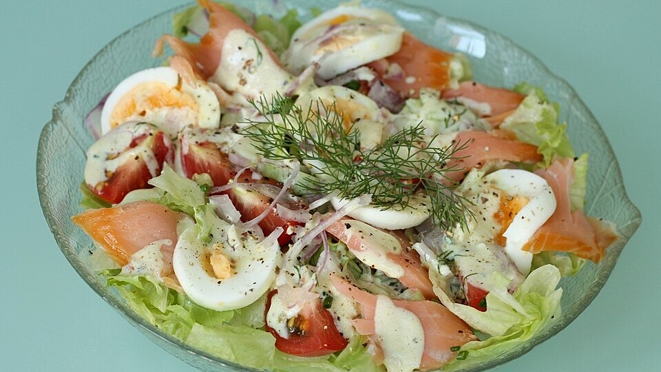 Eisbergsalat mit Lachs und Ei von Estrella1| Chefkoch