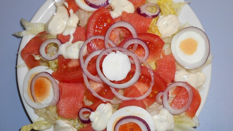 Eisbergsalat mit Lachs und Ei von Estrella1