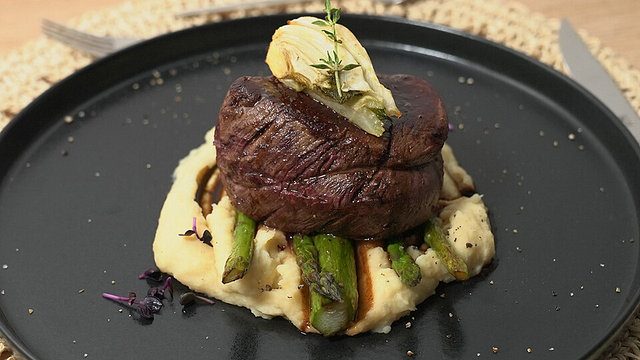 Rinderfilet mit Balsamico-Jus, Sellerie-Kartoffel-Püree, grüner Spargel ...