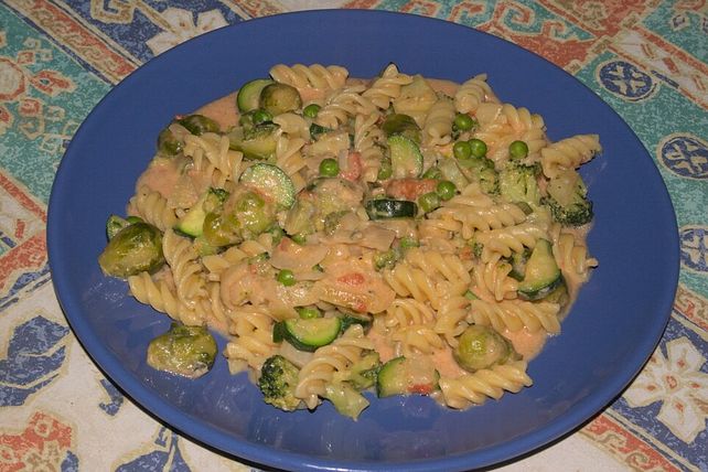 Fusilli mit Gemüse in leicht scharfer Tomatenrahm-Gorgonzolasoße von ...