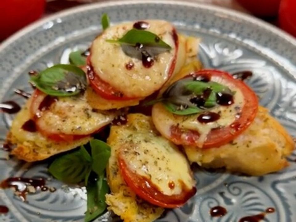 Knuspriges Knoblauchbaguette mit Tomaten-Mozzarella-Topping von ...