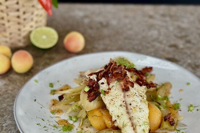 Gegrilltes Wolfsbarsch-Filet auf Fenchel-Aprikosen-Gemüse &amp; knusprigem ...