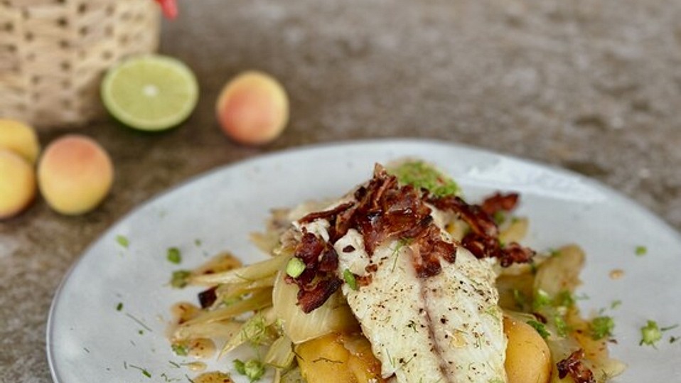 Gegrilltes Wolfsbarsch-Filet auf Fenchel-Aprikosen-Gemüse &amp; knusprigem ...