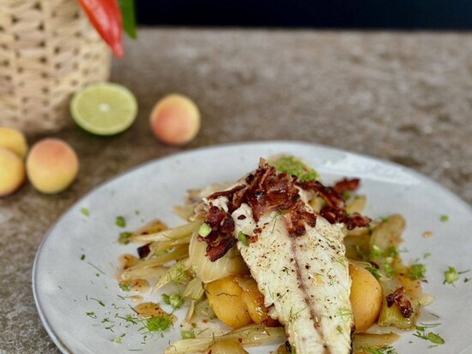 Gegrilltes Wolfsbarsch-Filet auf Fenchel-Aprikosen-Gemüse &amp; knusprigem ...