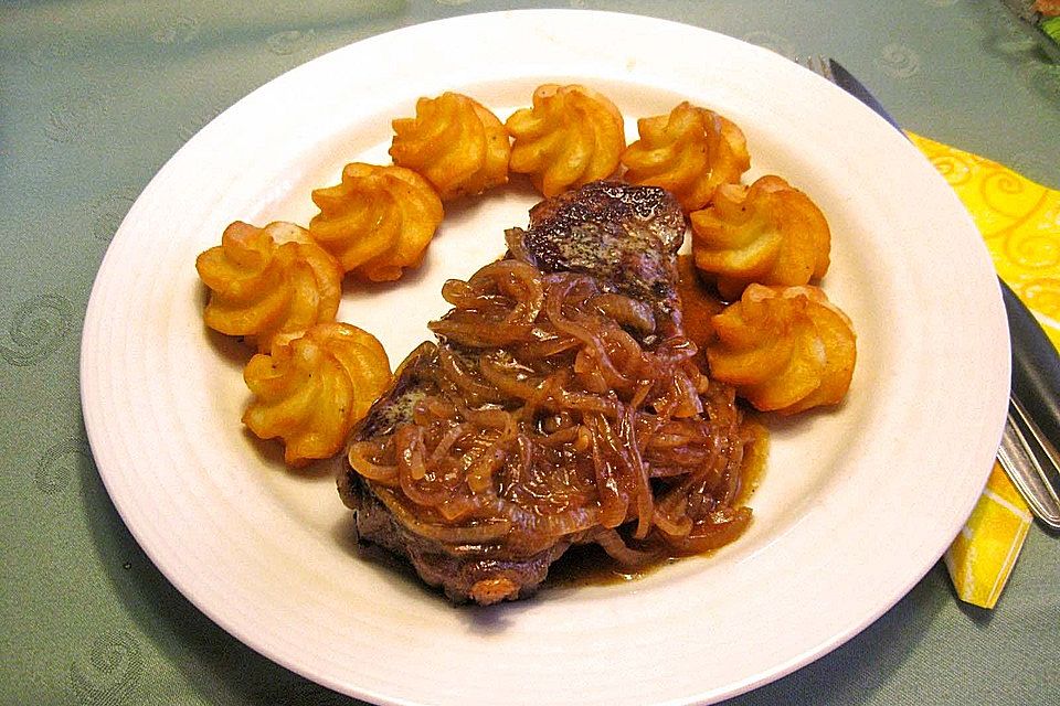 Pariser Rumpsteak mit Buttermöhren und Herzoginkartoffeln