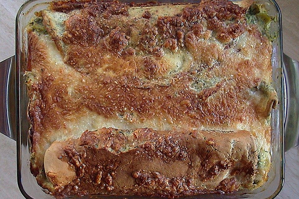 Überbackene Pfannkuchen auf feuriger Gemüsesauce