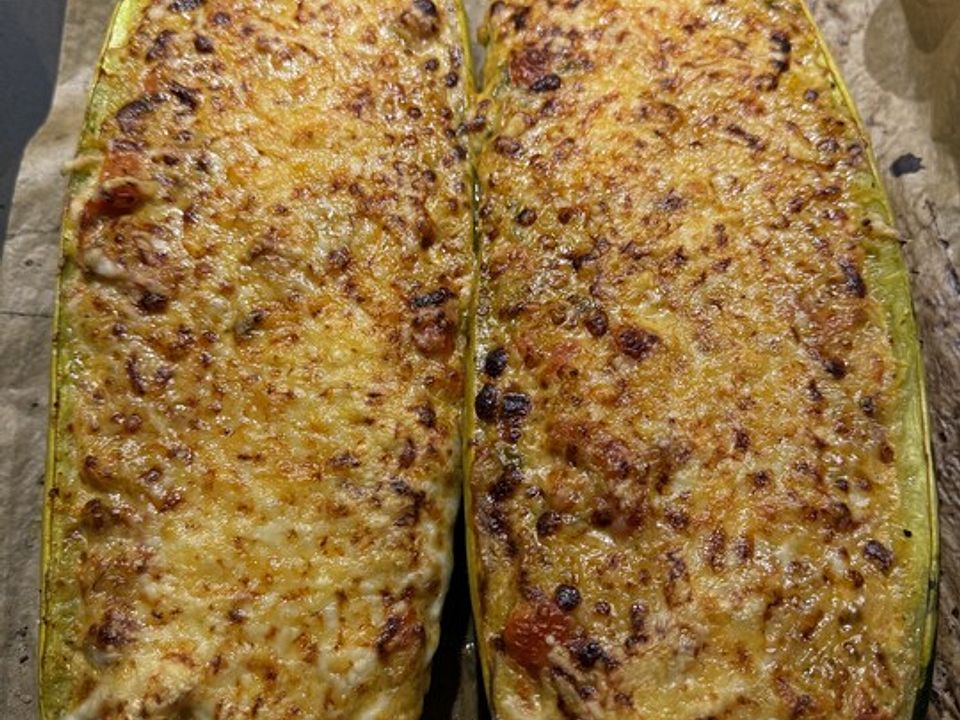 Überbackener gefüllter Spaghettikürbis mit Prosciutto und Cherrytomaten ...