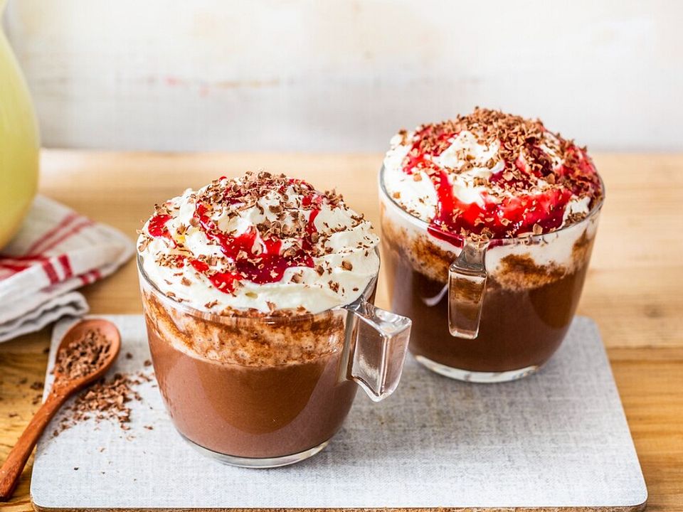 Heiße Schokolade mit Kirschmarmelade