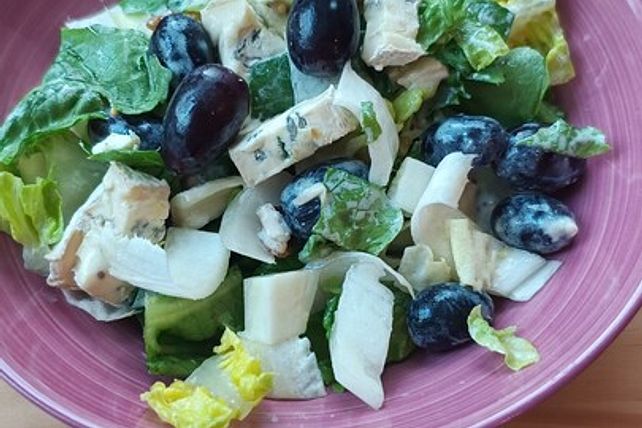 Chicorée-Salat mit Blauschimmelkäse, Weintrauben und Walnüssen von ...