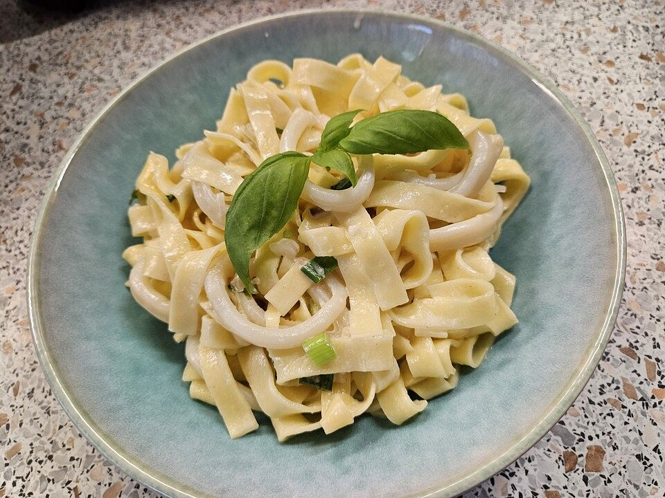 Tagliatelle mit Tintenfisch in Weißwein-Sahne-Sauce von küchen_zauber ...