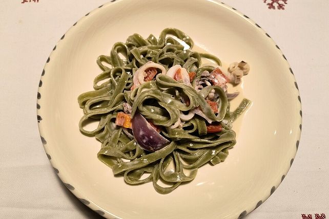 Tagliatelle mit Tintenfisch in Weißwein-Sahne-Sauce von küchen_zauber ...