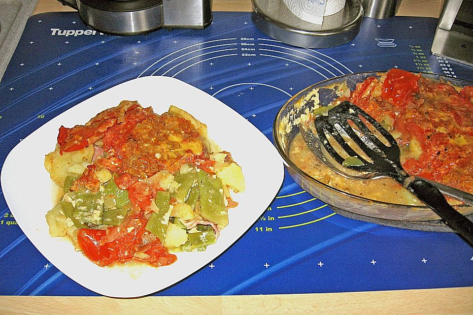 Auflauf mit Stangenbohnen, Kartoffeln, Tomaten und Gelderländer Bauchspeck