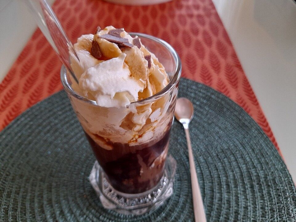 Eiskaffee mit Schokoladeneis und Schokoladensauce von Anaid55| Chefkoch