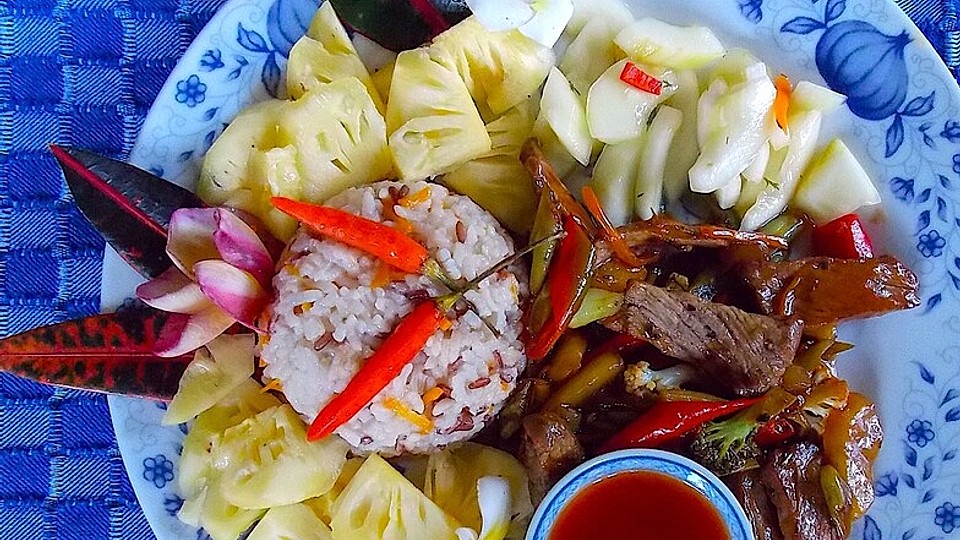 Gemischter Reis mit Schweinefleisch-Cap Cay und süß-saurer Sauce von ...