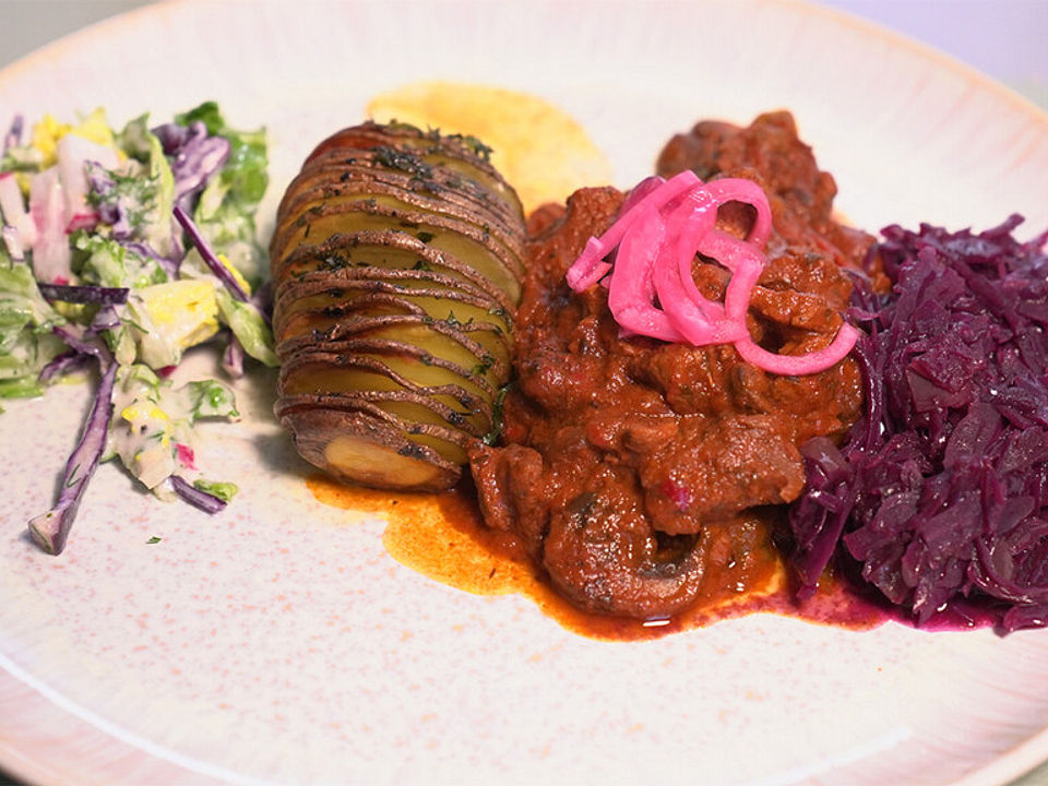 Veganes Gulasch mit Rotkohl und Kartoffeln von DasperfekteDinner| Chefkoch