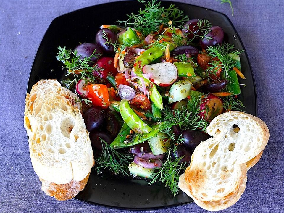 Knackig-würziger Salat mit Weintrauben und Baguette von dieter ...